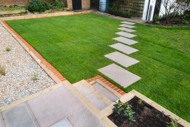 How to Lay a Stepping Stone Walkway